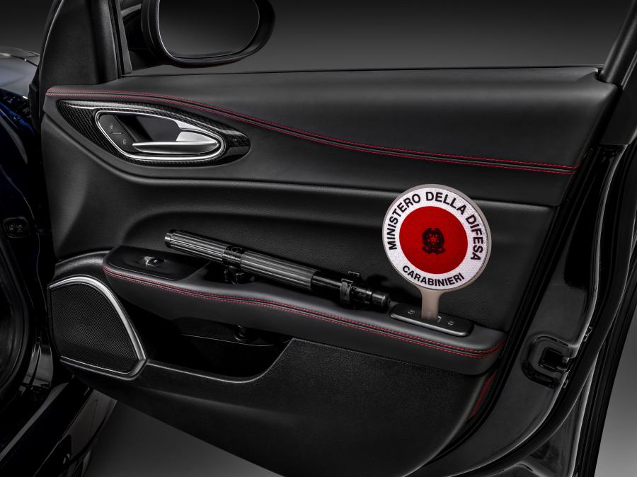 Детали интерьера Alfa Romeo Giulia Quadrifoglio Carabinieri (952) 2016 года  (фото 14 из 14)